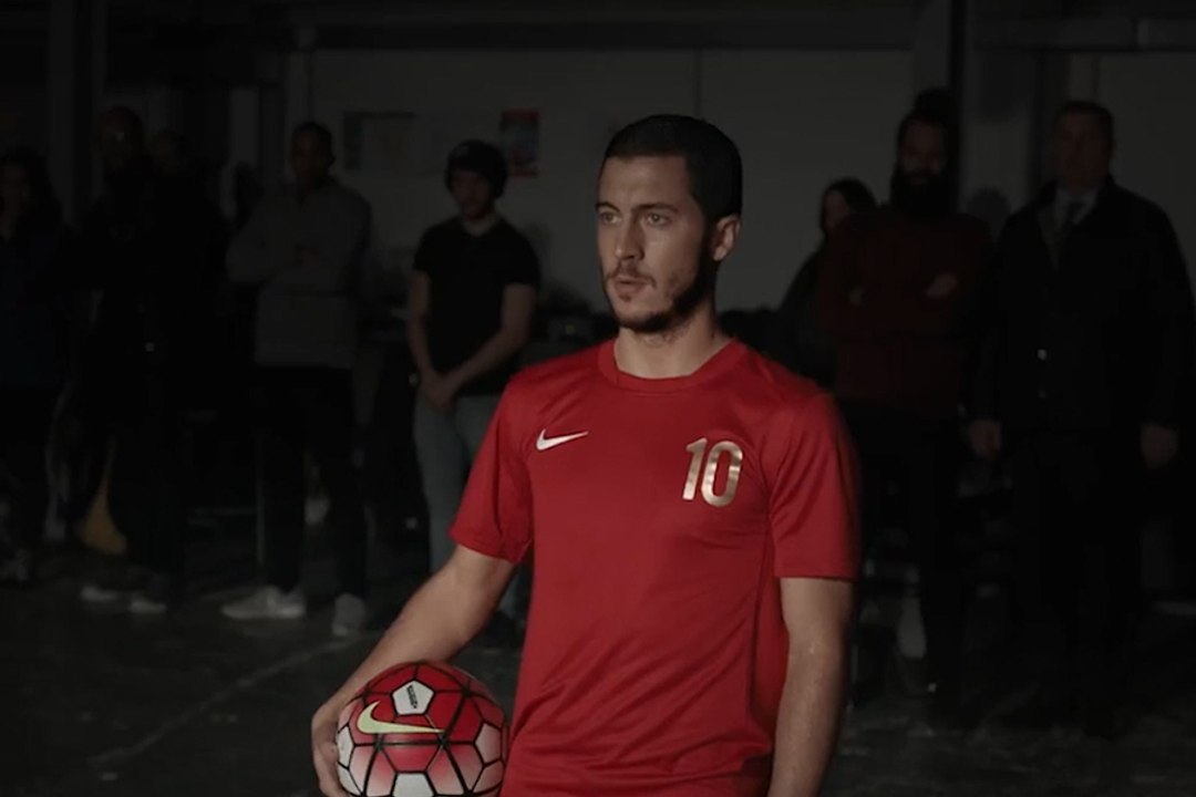 Zap Foot du 18 mars: Desailly grand supporter du PSG, le nouveau maillot du Portugal, Hazard une précision de frappe sans faille etc.