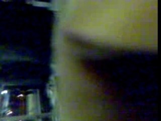 Chinoise se cure le nez