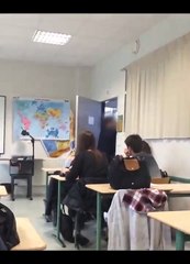 Des élèves font craquer leur professeur de lycée (France)