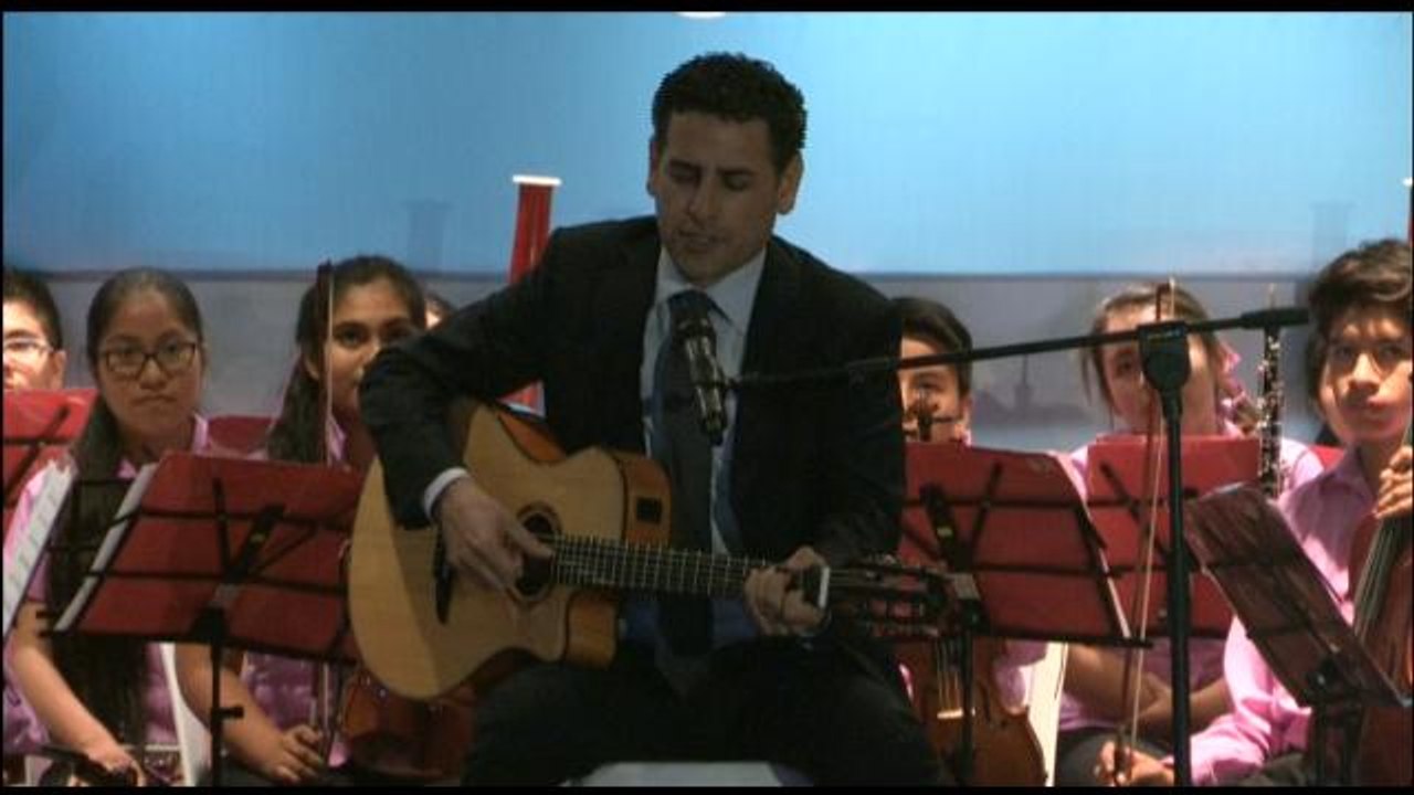 El tenor Juan Diego Flórez lleva una "Sinfonía Dígital" a los jóvenes peruanos