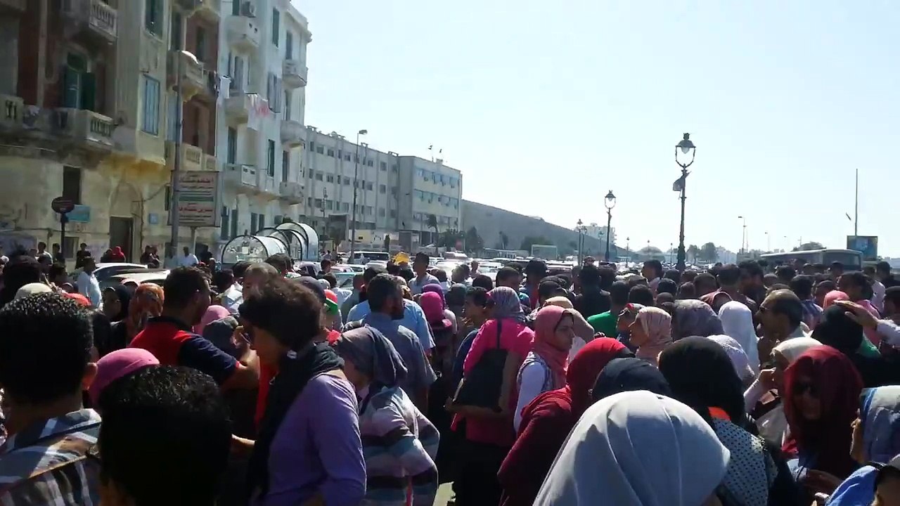 تظاهر طلاب الثانوية العامة أمام مبنى الجامعة