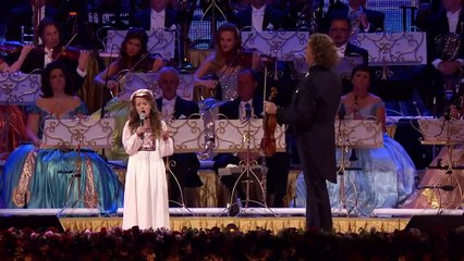 Она вышла на сцену и начала петь, в зале плакали все