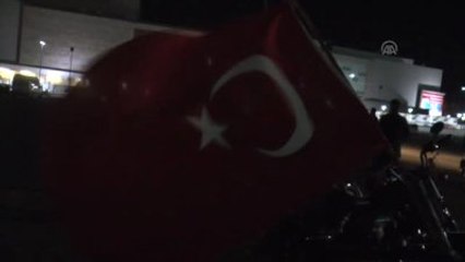 Bir Grup Motosikletçi Şehitlere Saygı İçin Türk Bayraklarıyla Kentte Tur Attı