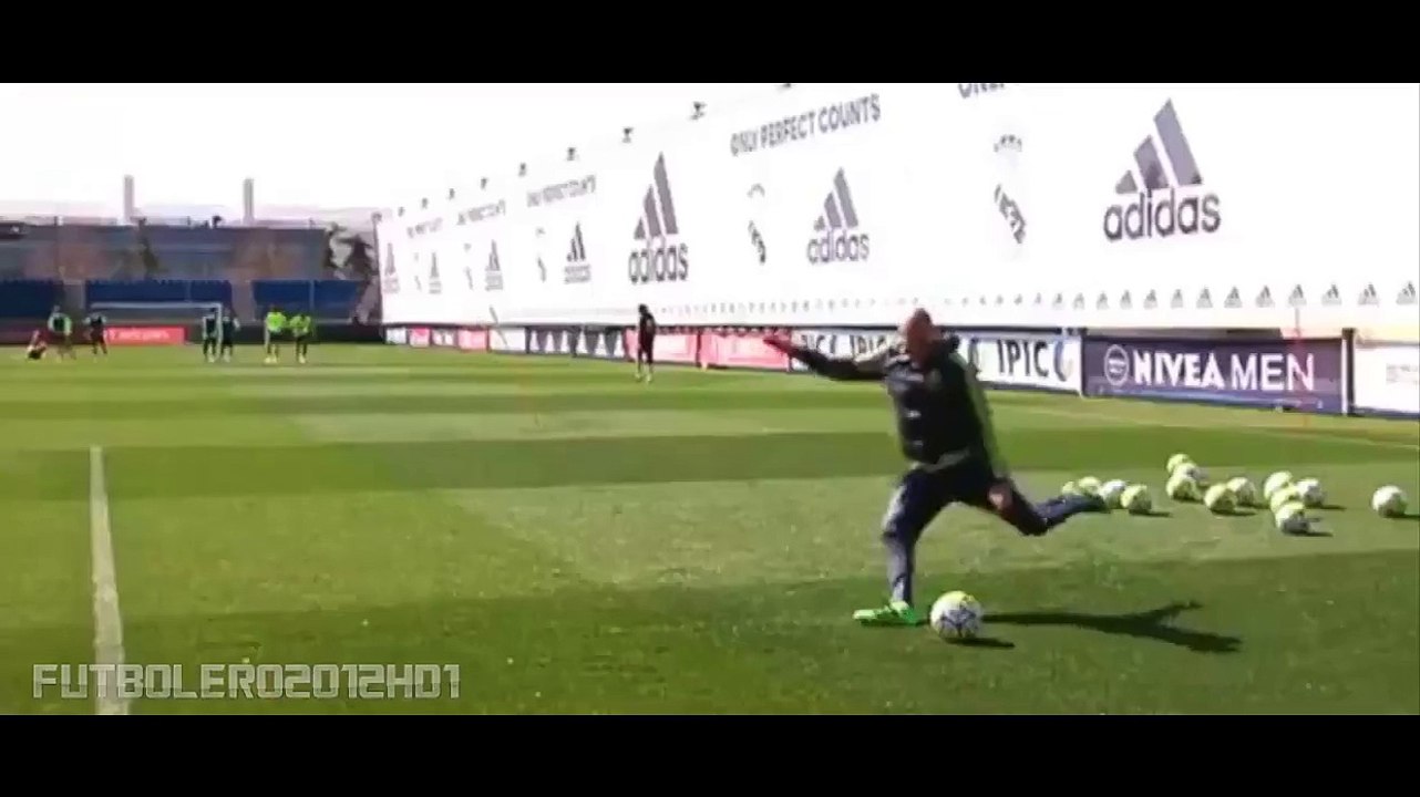 Zinedine Zidane assiste real madrid durant l'entrainement aujourd'hui