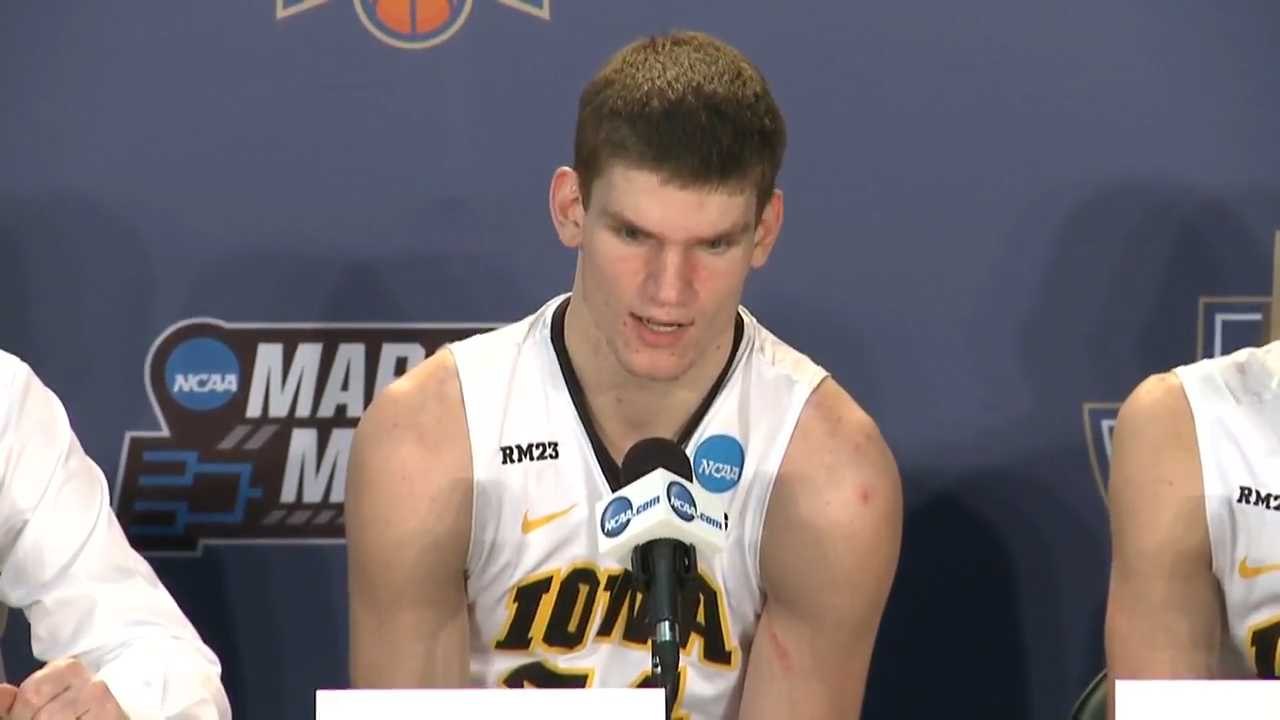 Iowa Ousts Temple on Buzzer Beater
