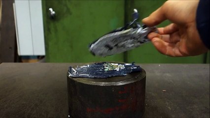 Crushing  Nokia 3310 with hydraulic press
