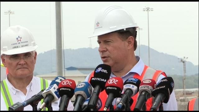 Varela anuncia que fecha de inauguración del Canal de Panamá depende de contratistas