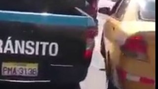 Agentes de Tránsito de Quito manejan y chocan carro borrachos.