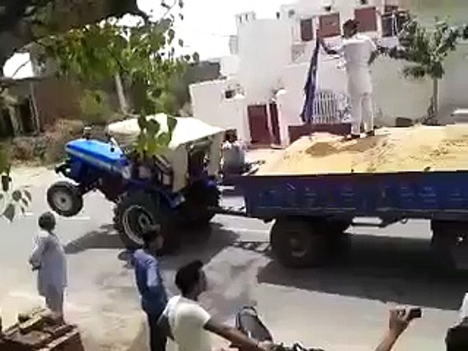 Bir Traktör En Fazla Kaç Yük Dolu Römorku Çekebilir'....Bakın görün.....