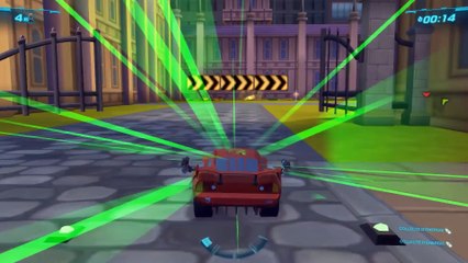 Flash McQueen (Cars 2 ) fait la course contre ses amis de Cars 2   Gameplay pour enfant
