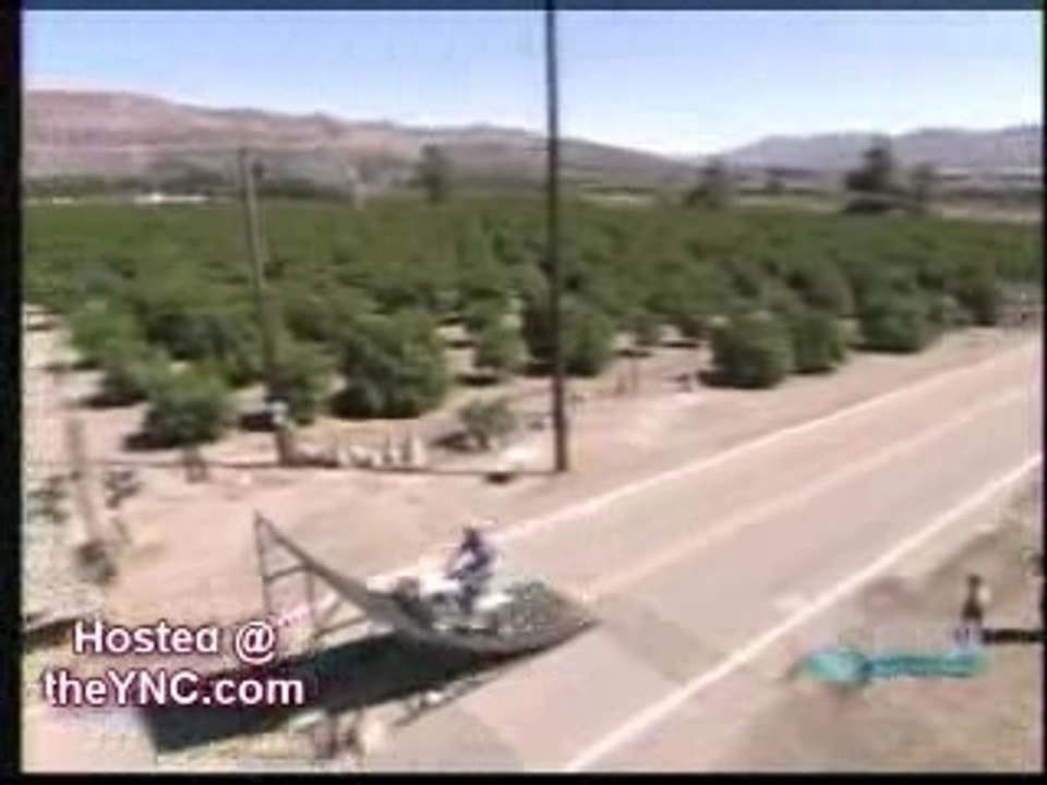 salto arrière en Quad au dessus d'un train