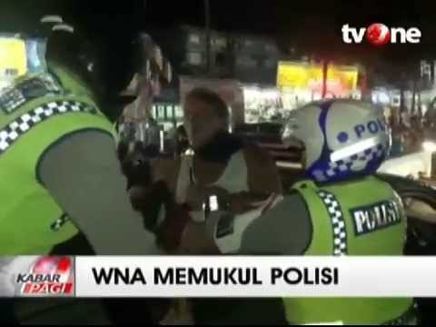Warga Negara Asing Memukul Polisi Setelah Menabrak Pejalan Kaki
