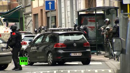 Tải video: Moment of Paris Attacks suspect arrest caught on camera