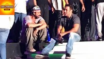 Salman And Shahrukh's SECRET Conversation At TOIFA 2016 | Bollywood Asia