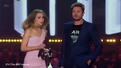 Suki Waterhouse comically fluffs lines at the BRIT Awards 2016