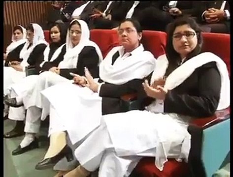 Classic Insult of Corrupt Politicians (in front of them) by ARY Journalist Arif