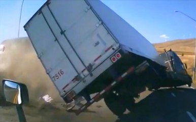 Koca Tırı Yolun Dışına Savurdu