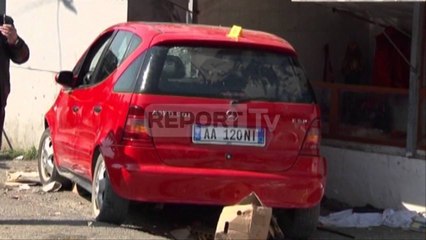 Report TV - Makina hyn mes përmes tregut në Milot, vdesin burrë e grua