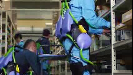 Trabajadores biónicos en una fábrica de Japón