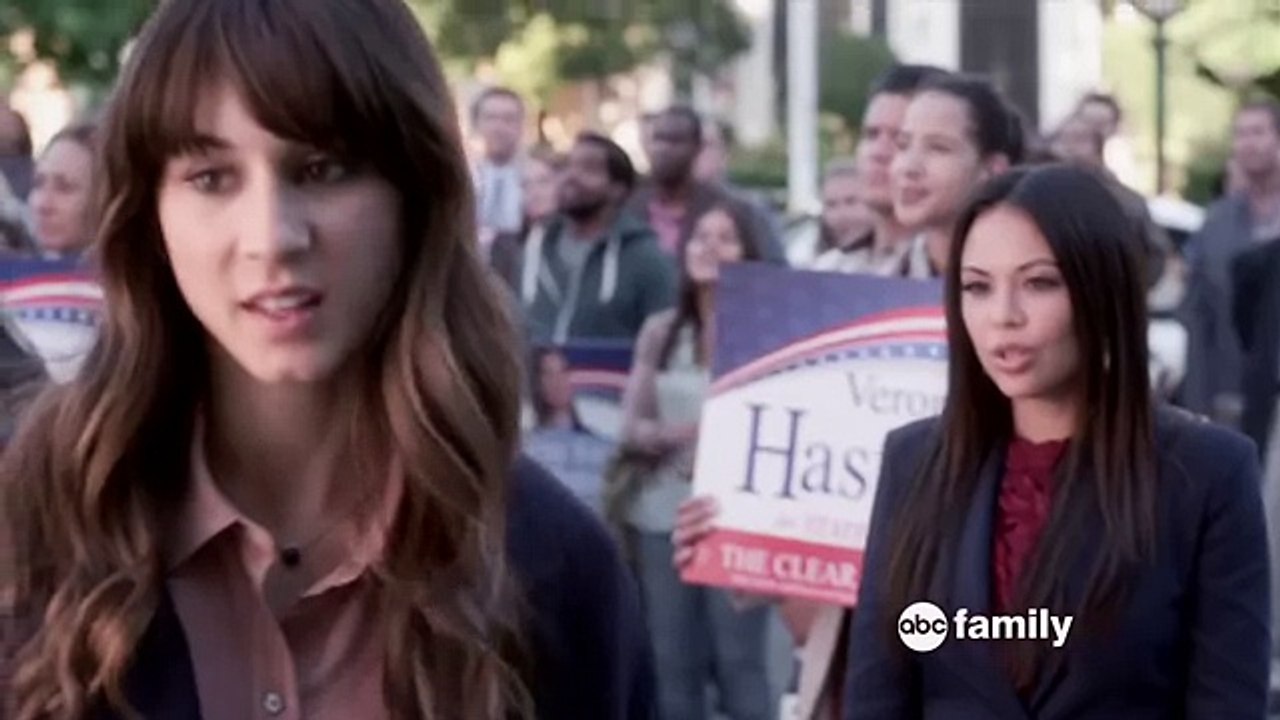 Pretty Little Liars Sexy Fashion at 2016 People's Choice Awards