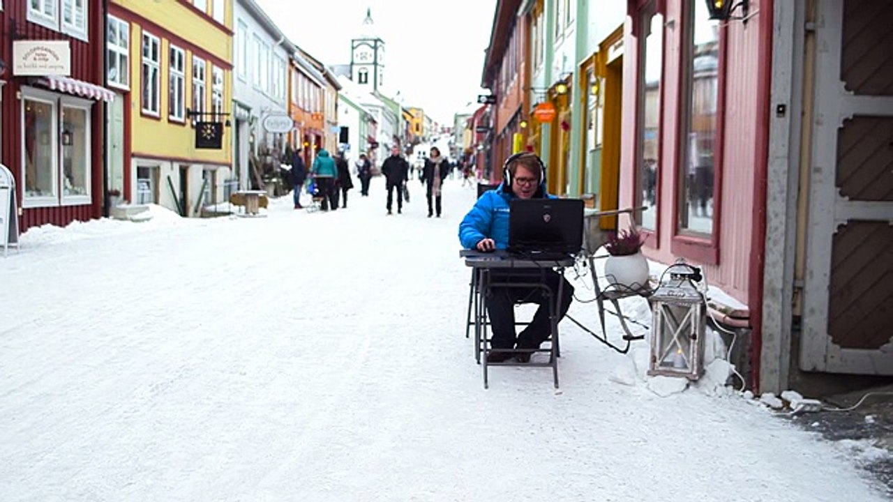 PLAYING CS-GO ON THE NORTH POLE