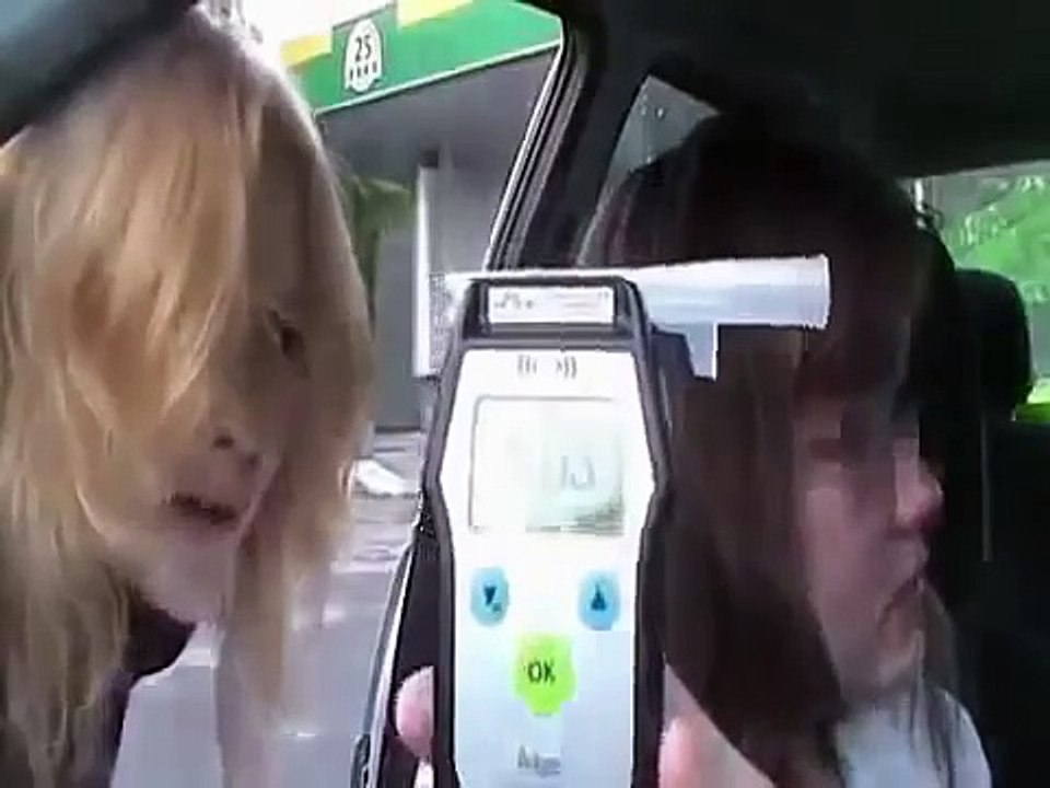 СМОТРИТЕ ЧТО ДЕЛАЕТ ЭТА ДЕВУШКА С ГАИШНИКАМИ!