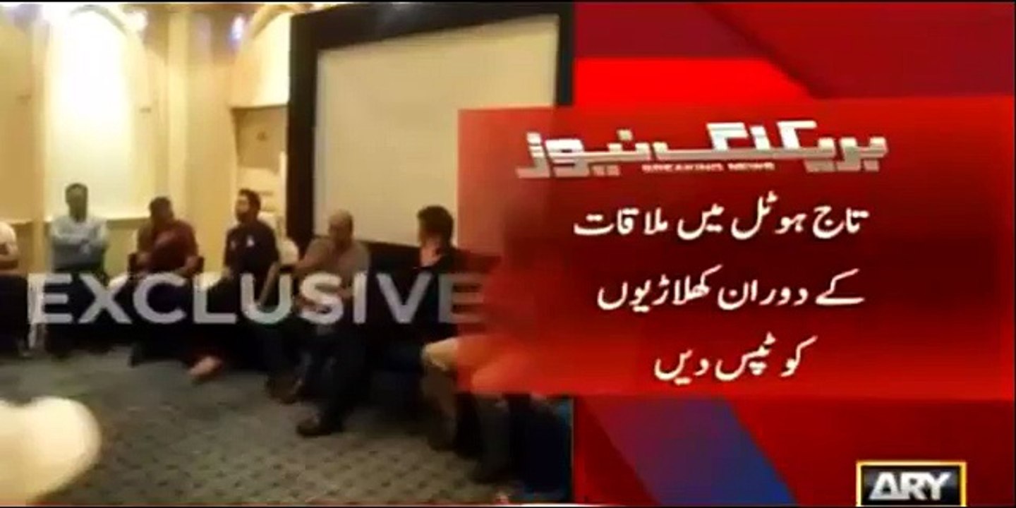 Imran Khan giving tips to Pakistan Team Fight till  the last ball Imran Khan to Shahid Afridi