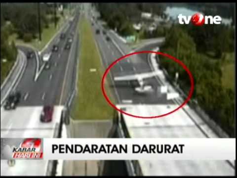 Pesawat Mendarat Darurat di Jalan Tol