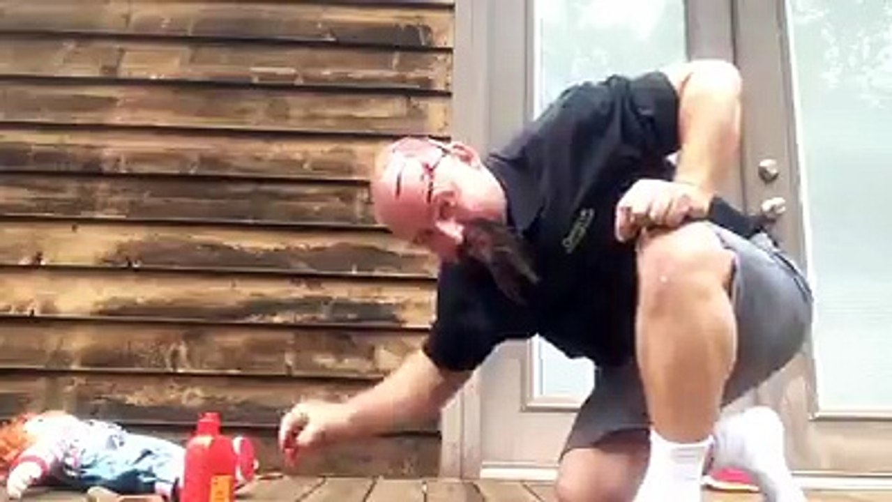 Prank : Il terrorise sa fille en se faisant passer pour mort !