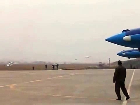 Су 30 проходит на высоте чуть более метра над землей. Пилот — Анатолий Квочур