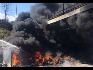 Скачать видео: Caserta - Tir in fiamme su A1 tra Capua e Caianello: chiusa autostrada (19.03.16)