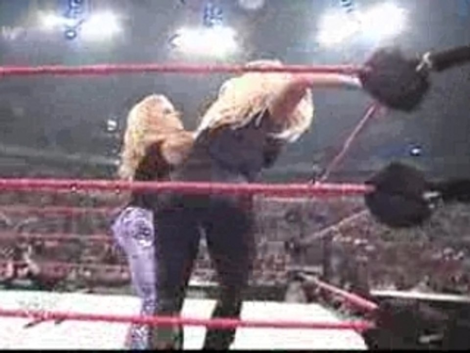 Trish Stratus vs. Torrie Wilson