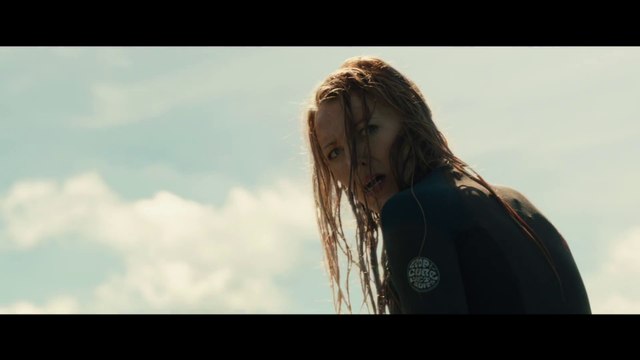 Blake Lively de Gossip Girls chassée par un Requin géant sur une île déserte !