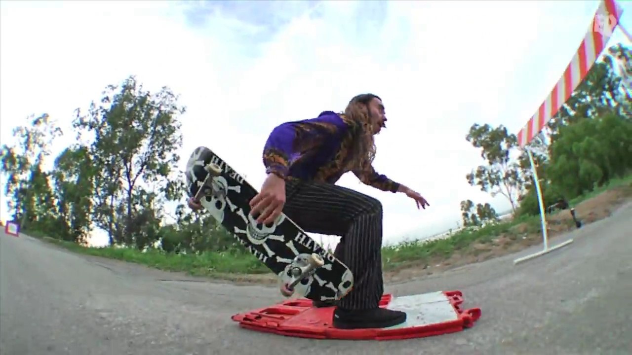 Des tricks de skateboard énormes avec quasi rien : pierre, panneau, barrière...