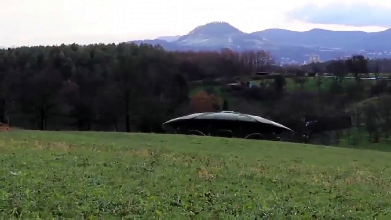 Real UFO With Aliens Caught On Camera   UFO Caught From Helicopter Over Montana, USA (HD)