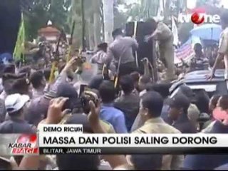 Ratusan Kepala Desa di Blitar Bentrok Dengan Polisi