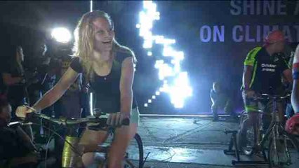 Defensores del medio ambiente pedalean en Manila en la "Hora del Planeta"