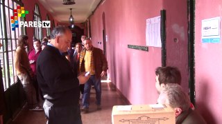Juan Carlos Juárez votando en la Escuela Normal