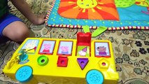 Peppa Pig e George Brincando Ônibus Pintinho Amarelinho Galinha Pintadinha Brinquedos. Em