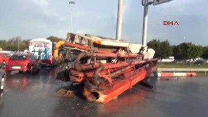 Antalya - Beton Pompası Bilgi Tabelasına Çarptı: 3 Yaralı