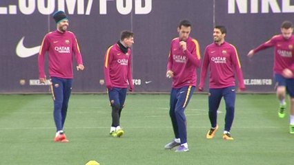 El FC Barcelona entrena sin Iniesta