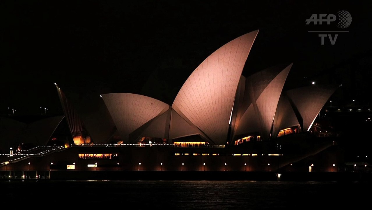Sydney swirches off ligfhts for earth hour.