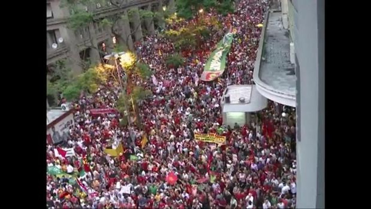 Manifestações pró-governo foram registradas em várias cidades do país