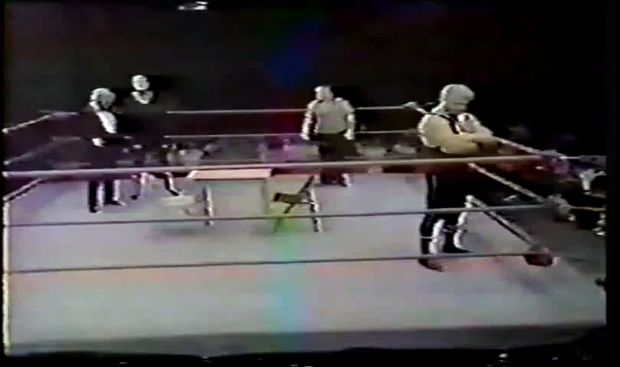 Arm Wrestling Challenge Larry  Hennig vs Super Destroyer II (Sgt. Slaughter)