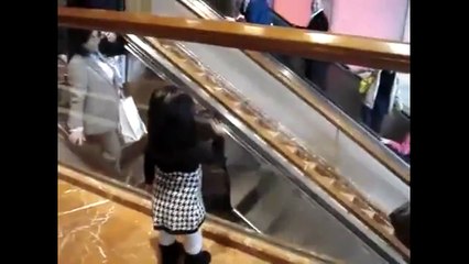 Little girl says bye to all people!!!