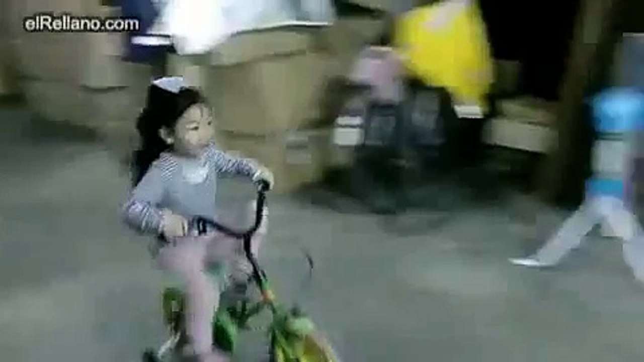 ESTA NIÑA VA EN BICI, PERO MIRA DESPUÉS LO QUE HACE
