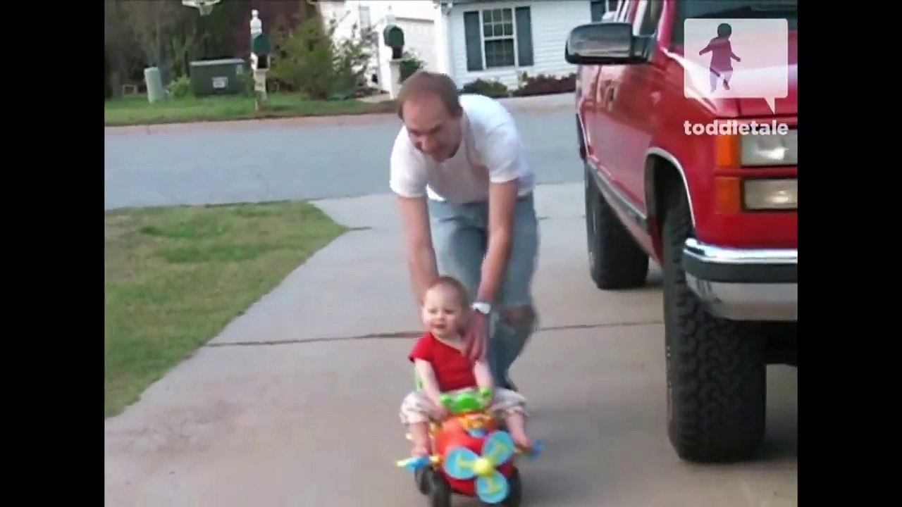 Jente Vil Ikke Gi Slipp På Henne Lekebil | Aktive Småbarn