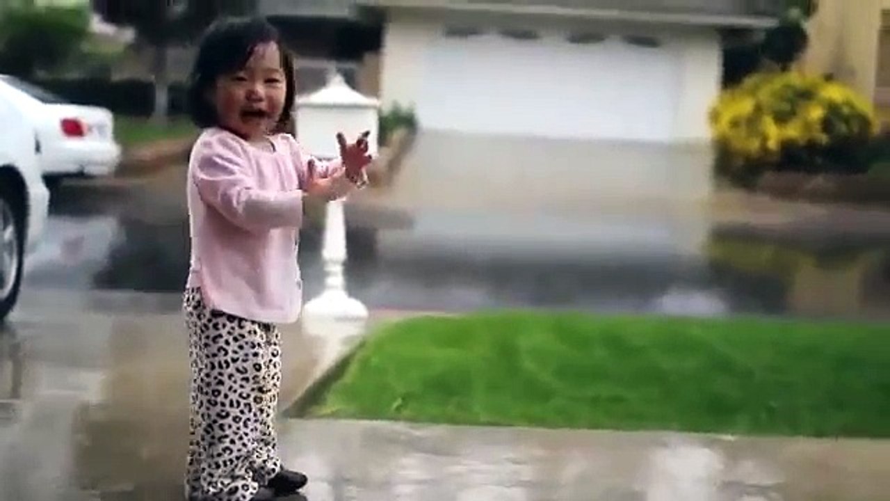 yağmuru ilk kez gören küçük kız