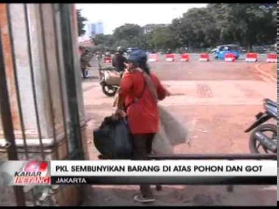 PKL Monas Marahi Satpol PP dengan Bahasa Inggris