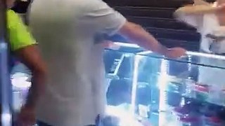 Hombre maltrata y amenaza una mujer y una niña en el Centro Comercial MetroBello en Bello, Colombia.